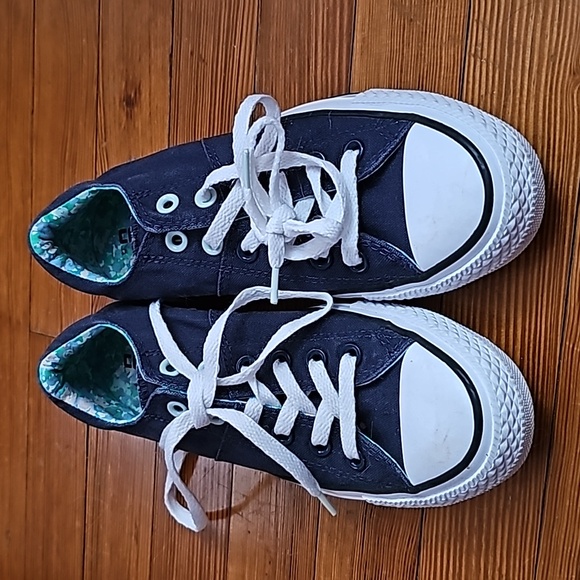 Converse shoes - Picture 2 of 9